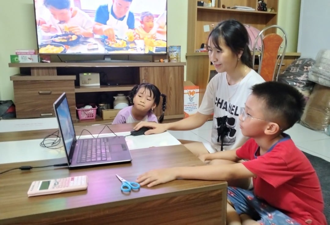 Trẻ em đang chơi trò mua bán tại nhà cùng cha mẹ